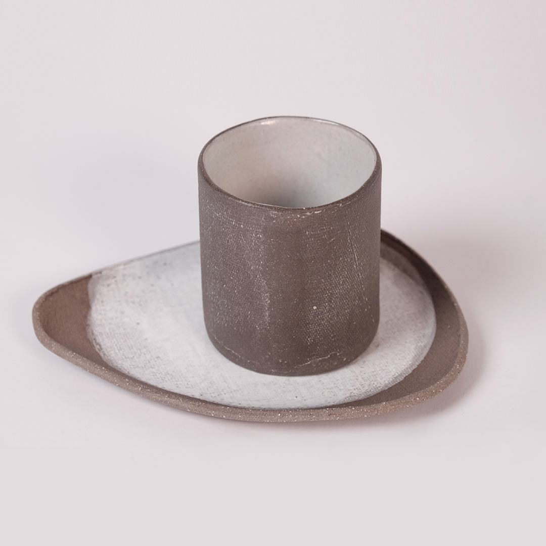 Unterteller und Tasse aus der Kollektion Mond mit rauer und glatter Oberfläche